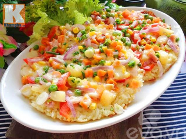 Tận dụng cơm nguội thừa làm bánh pizza cơm cháy