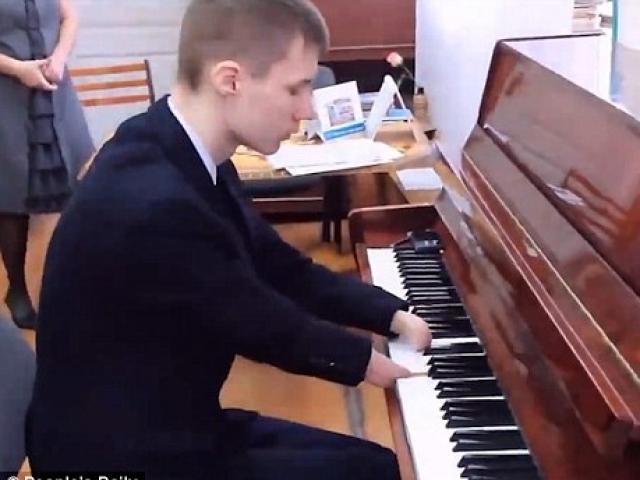 Clip: Cậu bé không tay chơi đàn piano điêu luyện