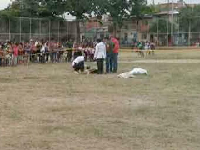 Bóng đá - Nhận thẻ đỏ, cầu thủ rút súng bắn chết trọng tài