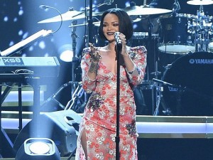 Giải trí - Rihanna có nguy cơ mất giọng hát vĩnh viễn