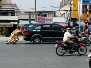 Tin tức trong ngày - Cảm động hình ảnh 3 CSGT đẩy ô tô giúp dân dưới nắng