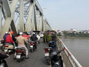 Tin tức trong ngày - HN: Nam thanh niên bỏ lại xe máy, nhảy cầu Chương Dương