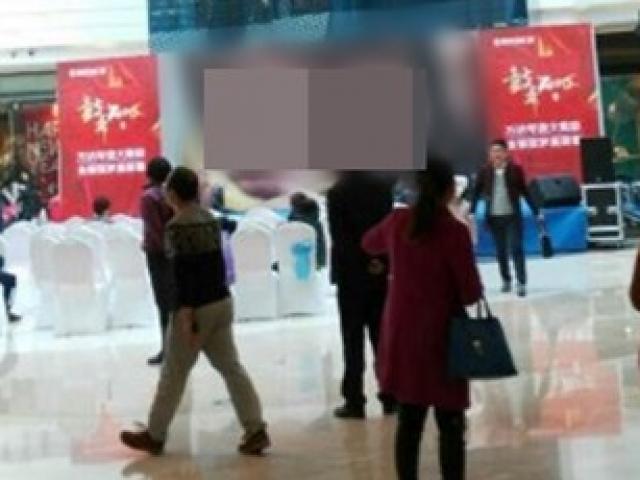 Chuyện lạ - Trung tâm thương mại 'chiếu nhầm' phim nóng giữa sảnh chính