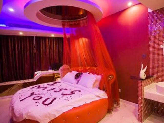 Phi thường - kỳ quặc - 'Sốc' với khách sạn đầy dây xích, còng tay