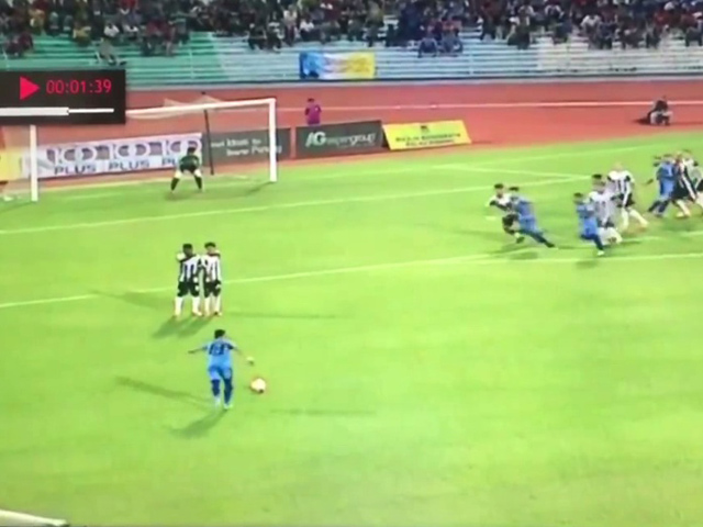 Video bóng đá hot - Sút phạt hình quả chuối cong như Roberto Carlos