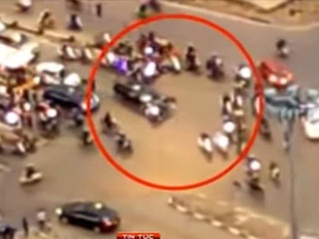 Video An ninh - HN: "Xế hộp" tông liên hoàn 6 xe máy, 4 người bị thương