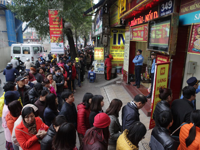 Tài chính - Bất động sản - Người dân xếp hàng từ sáng sớm mua vàng cầu may
