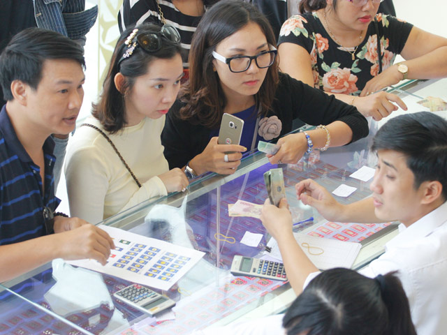 Tin tức trong ngày - Người dân vay tiền đi mua vàng ngày Vía Thần tài