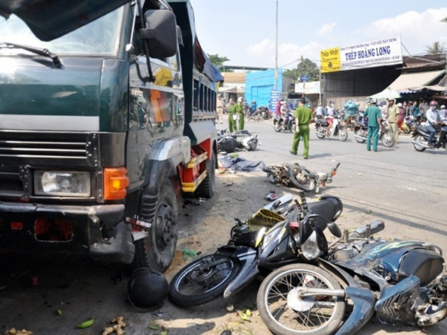 Tin tức trong ngày - Ảnh: Hiện trường kinh hoàng vụ xe ben "điên" ở TP.HCM
