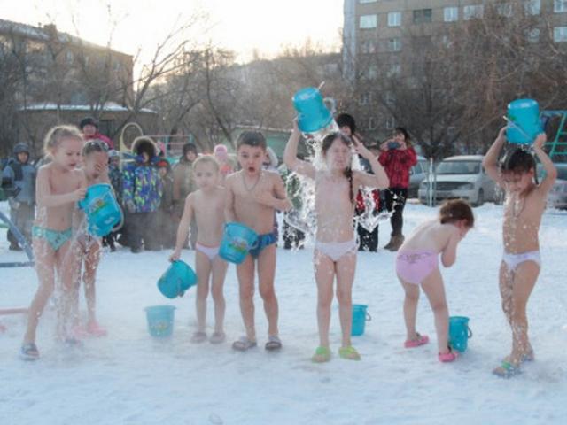 Thế giới - Nga: Trẻ em mẫu giáo tắm nước đá giữa trời băng giá