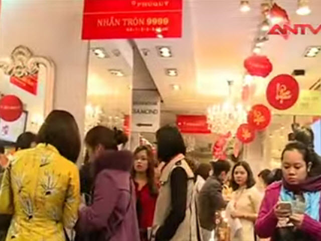 Video An ninh - Cực khổ chen chân mua vàng ngày Vía Thần tài