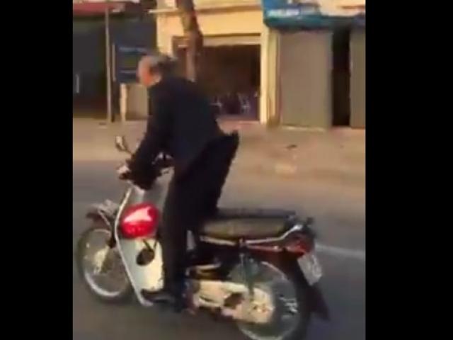 Tin tức trong ngày - Cụ ông "làm xiếc" trên xe Dream náo loạn Đồ Sơn