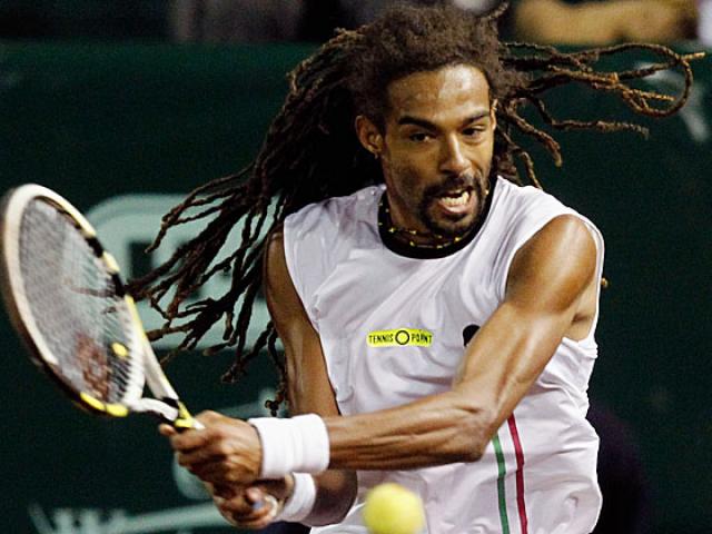 Thể thao - Cú xoay vợt kinh điển của "dị nhân tennis"