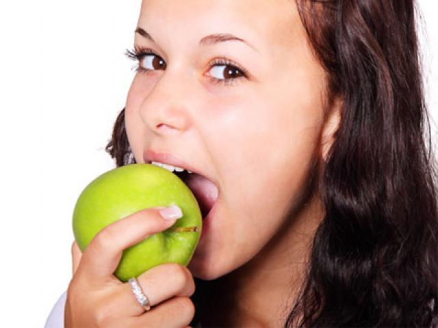 Sức khỏe đời sống - Chớ dại ăn quá nhiều táo xanh để rước hại vào thân!