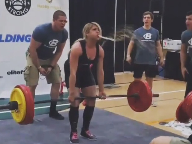 Thể thao - Nâng tạ quá sức, đô cử nữ "phun" ngay giữa sàn