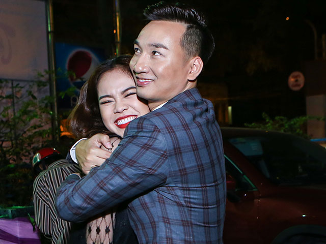 Ca nhạc - MTV - MC Thành Trung ôm chặt Giang Hồng Ngọc để "giảng hòa"
