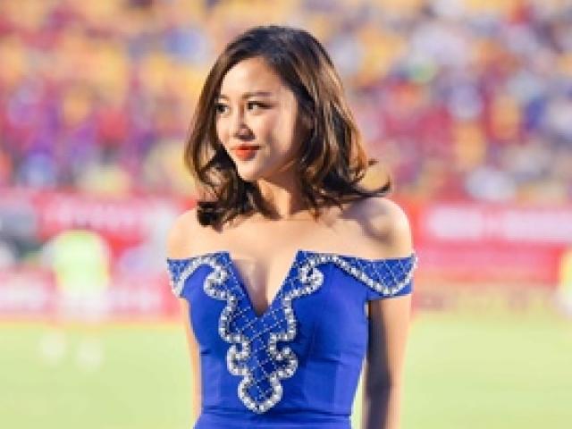 Ca nhạc - MTV - Văn Mai Hương gợi cảm "đốt nóng" sân cỏ V.League