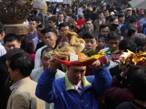 Tin tức Việt Nam - Chen nhau làm lễ trước giờ khai ấn đền Trần