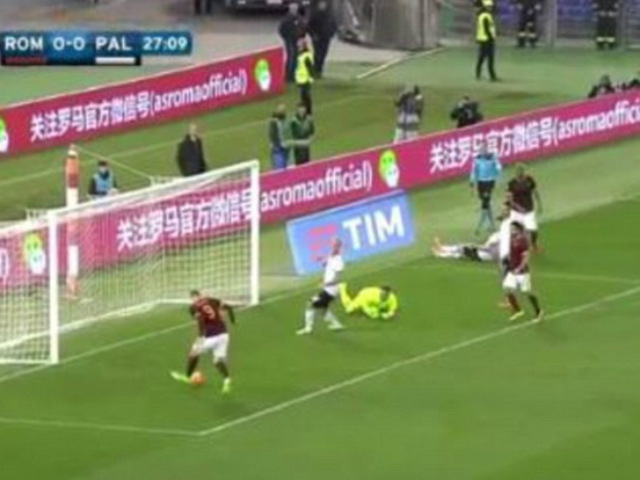 Video bóng đá hot - SỐC nặng với pha bỏ lỡ "thế kỷ" của Edin Dzeko