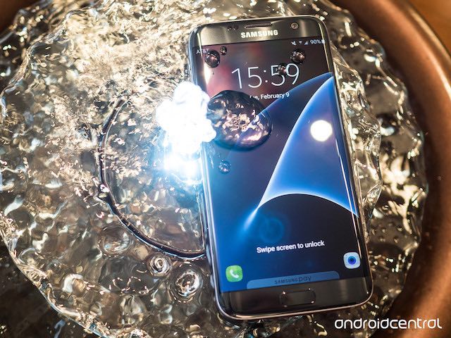 Thời trang Hi-tech - Video: Thử nghiệm tính năng chống nước của Samsung Galaxy S7