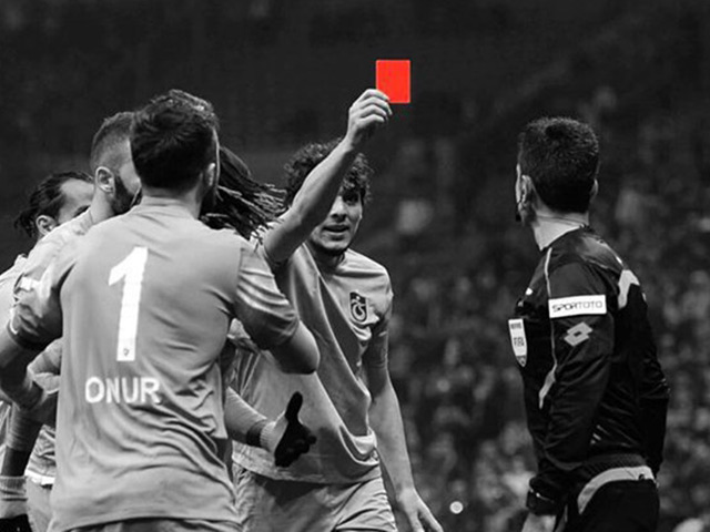 Bóng đá - Cầu thủ giơ thẻ đỏ truất quyền của... trọng tài