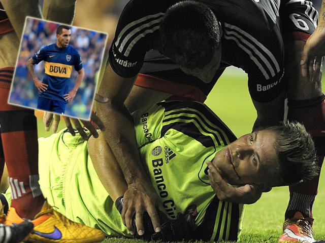 Bóng đá - Hãi hùng: Va chạm, Tevez khiến đối thủ "chết giấc"