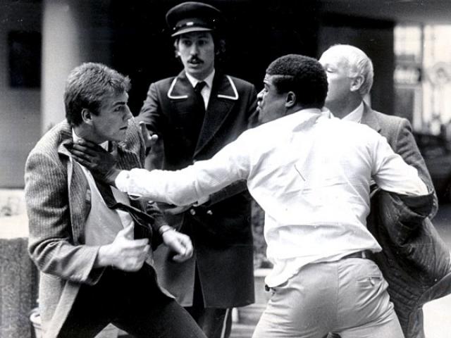 Thể thao - Trêu gái "nhầm người", 3 gã trai bị đánh gục