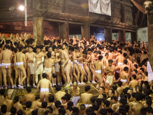 Thế giới - 10.000 đàn ông Nhật bán khỏa thân tranh cướp "bùa may"