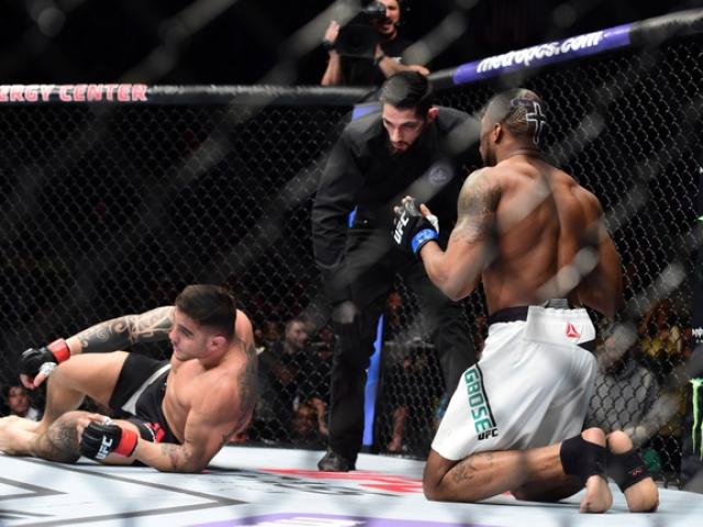 Thể thao - UFC: Hạ đo ván đối thủ rồi... quỳ gối cầu nguyện