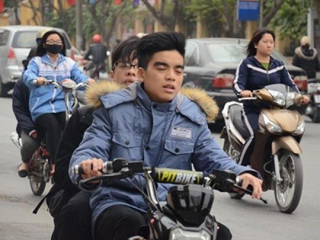 Giáo dục - du học - Nhiều học sinh vẫn đầu trần đi xe đạp điện