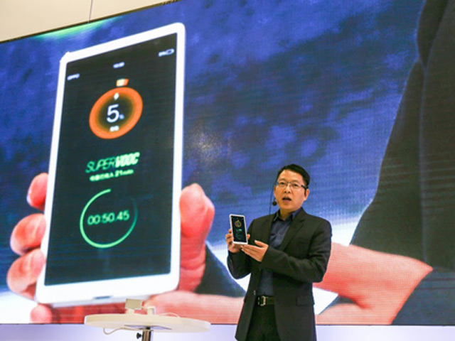 Thời trang Hi-tech - Oppo bất ngờ ra mắt công nghệ sạc siêu nhanh tại MWC 2016