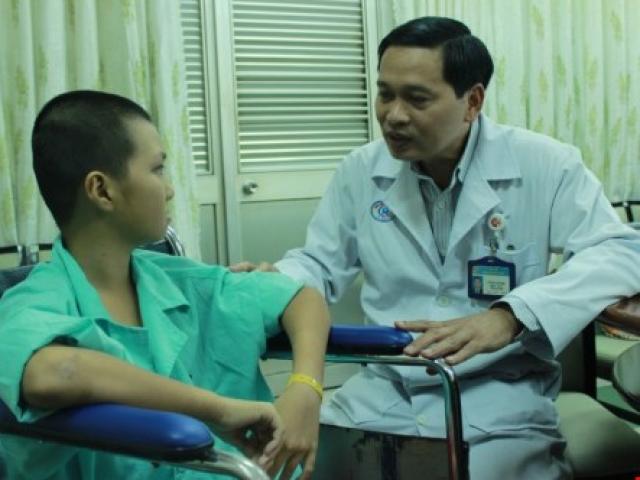 Bé trai ói mỗi lần cả lít máu