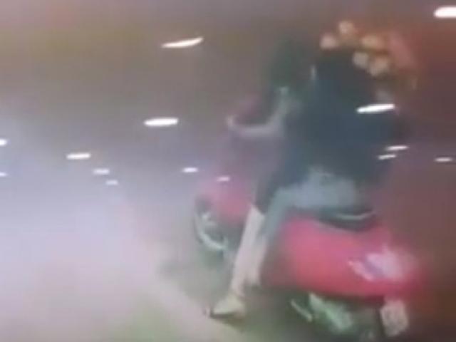 Pháp luật - Gái xinh đi Vespa LX trộm lẵng hoa "nhanh như cắt"