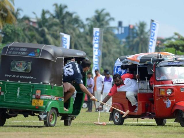 Thể thao - Kỳ lạ môn thể thao chơi polo bằng xe tuk-tuk