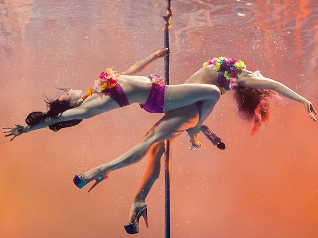 Bạn trẻ - Cuộc sống - Mỹ nữ khoe "mình xà" với môn "nghệ thuật khiêu dâm"