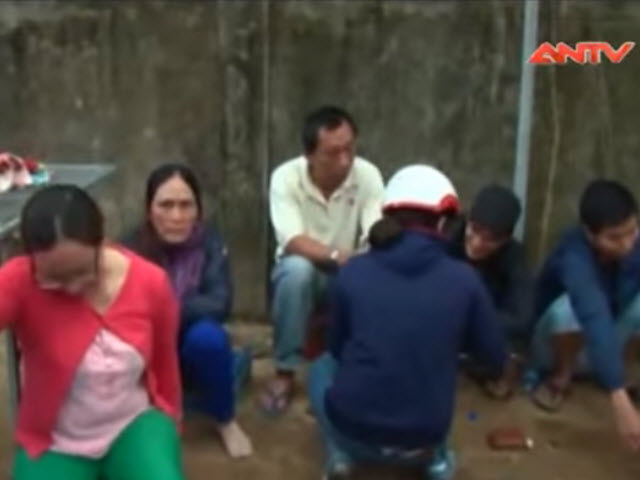 Pháp luật - Bị bắt trong sới bạc, “quý bà” khóc thút thít