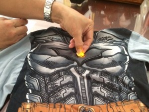 Xác định “vật thể lạ” gắn trong áo thun trẻ em ở Cần Thơ