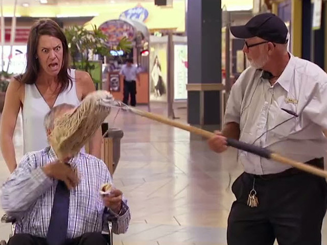 Cười 24h - Video clip: Dùng cây lau nhà để lau mặt