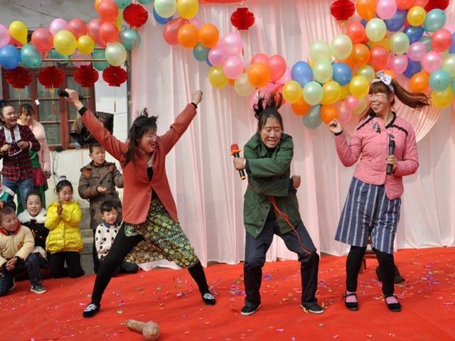 Bạn trẻ - Cuộc sống - Phì cười với hình ảnh các mẹ "rũ bùn lên sàn"