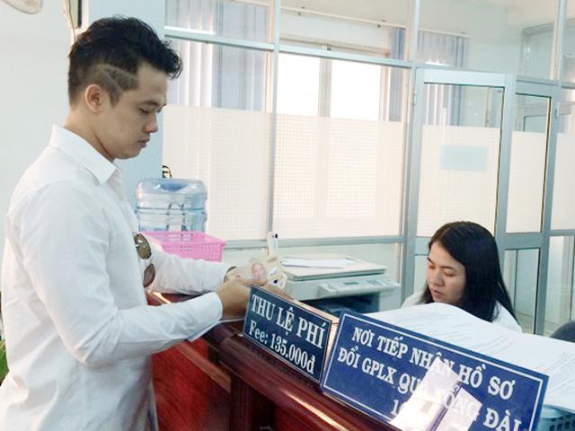 Tin tức Việt Nam - TP.HCM: Ngày đầu cấp GPLX quốc tế, nhiều người về tay không