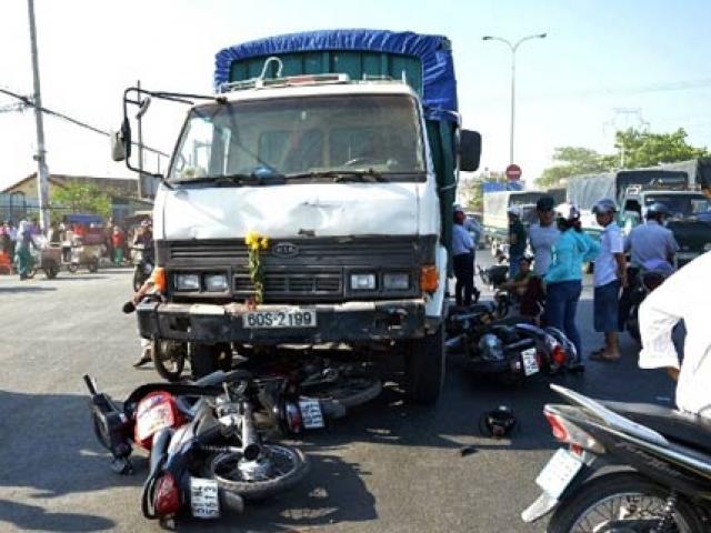 Video An ninh - Xe "điên" cuốn 7 xe máy vào gầm, 10 người bị thương