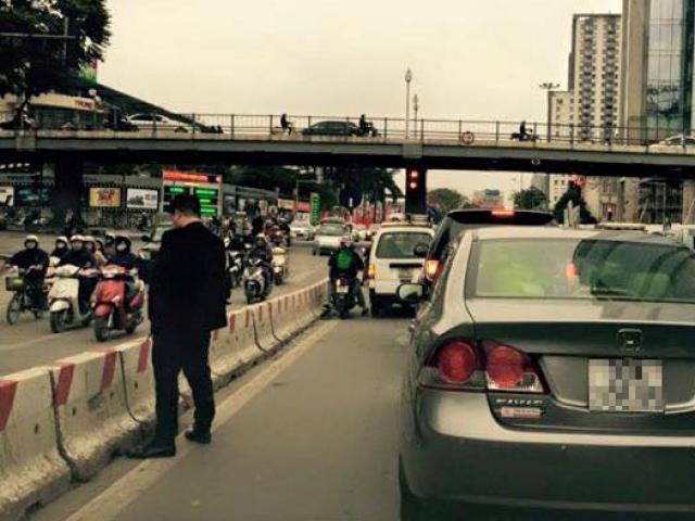 Tin tức Việt Nam - Vụ “quý ông” đái bậy giữa phố: Đã tìm ra chủ xe ô tô