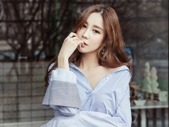 Thời trang công sở - Gây thương nhớ với những kiểu áo nửa kín nửa hở