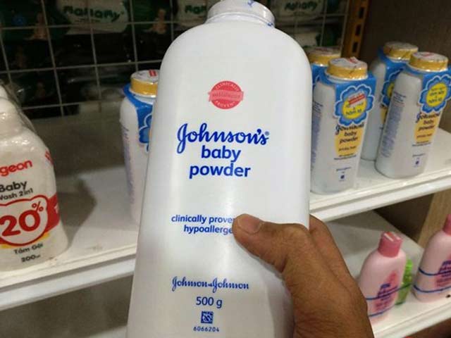 Sức khỏe đời sống - Nghi vấn phấn rôm Johnson có chất gây ung thư: Johnson VN "khất" câu trả lời