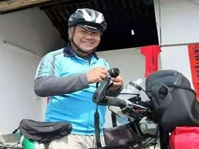 Người đàn ông 60 tuổi đạp xe xuyên quốc gia về quê