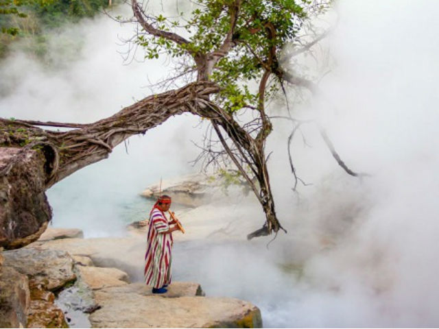 Video clip chuyện lạ - Video: Chiêm ngưỡng dòng sông "nóng bỏng người" ở Peru