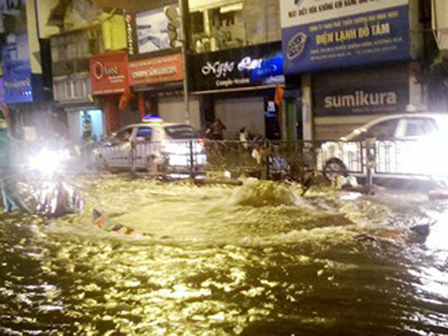Nước phun lên từ “lòng đất“ đường phố Hà Nội ngập lênh láng