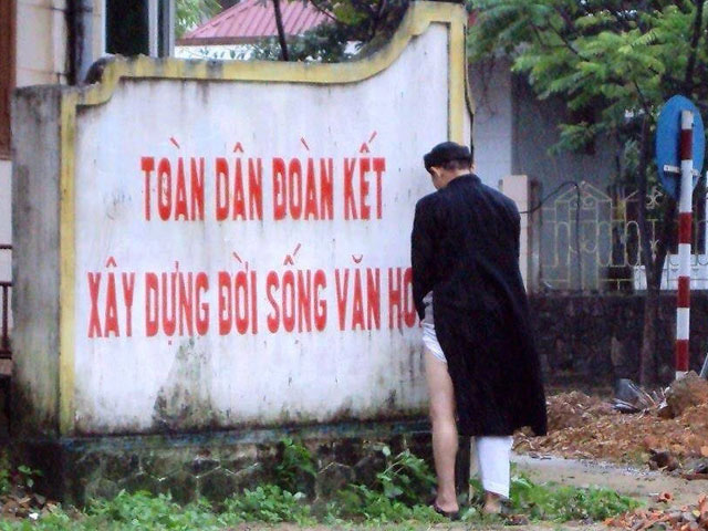 Cười 24h - "Soái ca" lạnh lùng tè bậy chốn công cộng