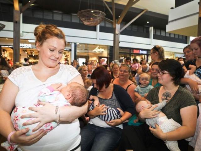 Thế giới - Úc: Mẹ "bỉm sữa" kéo nhau ra nơi công cộng cho con bú