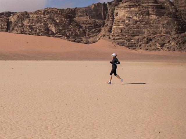 Thế giới - Chạy qua 7 sa mạc trên 7 lục địa trong 7 tuần